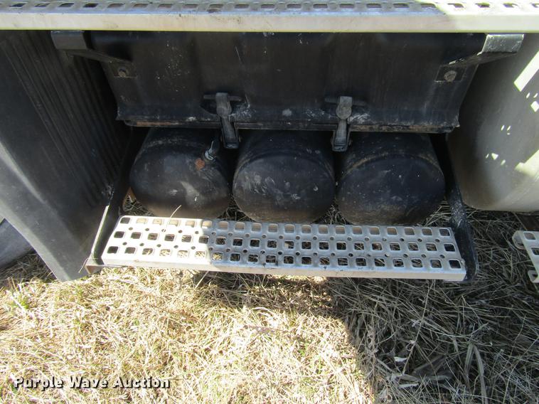 image for item DD7419 2005 Volvo VNL semi truck