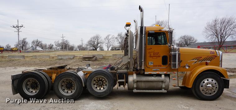 image for item DE3211 1999 Freightliner FLD semi truck