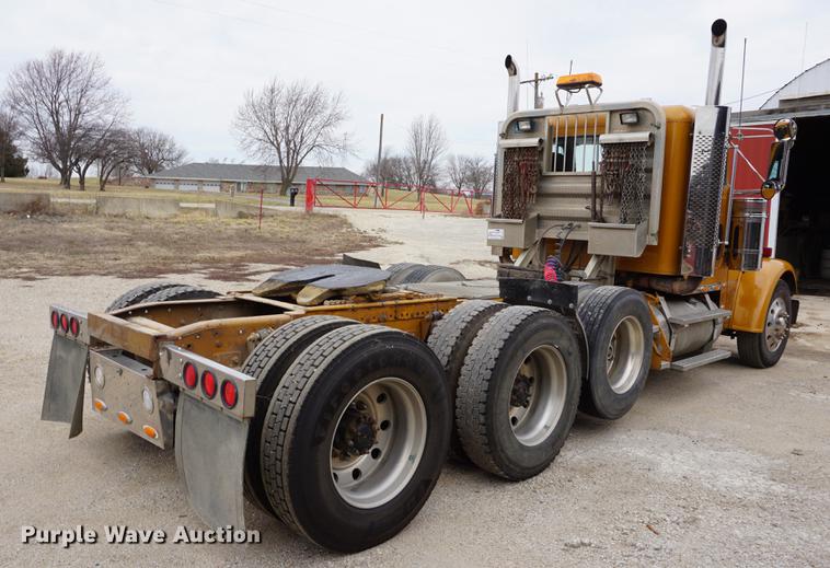 image for item DE3211 1999 Freightliner FLD semi truck