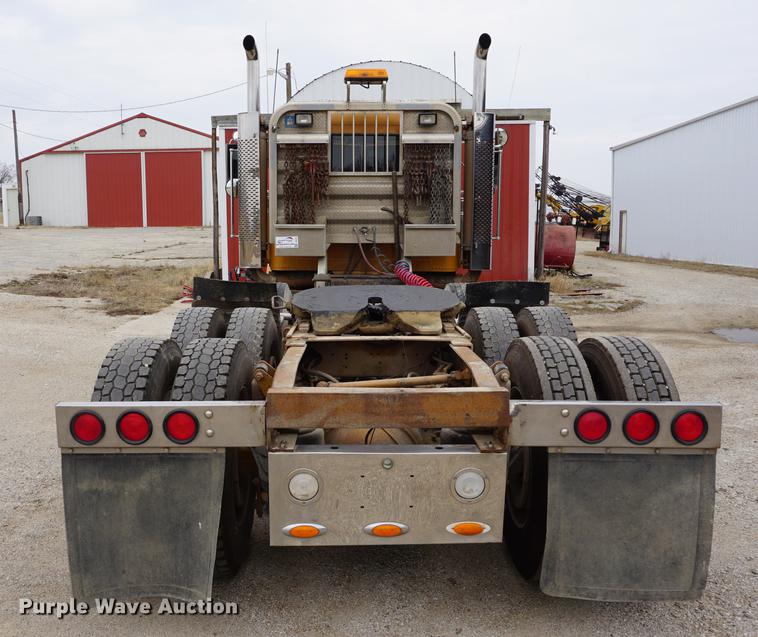 image for item DE3211 1999 Freightliner FLD semi truck