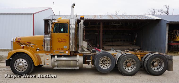 image for item DE3211 1999 Freightliner FLD semi truck