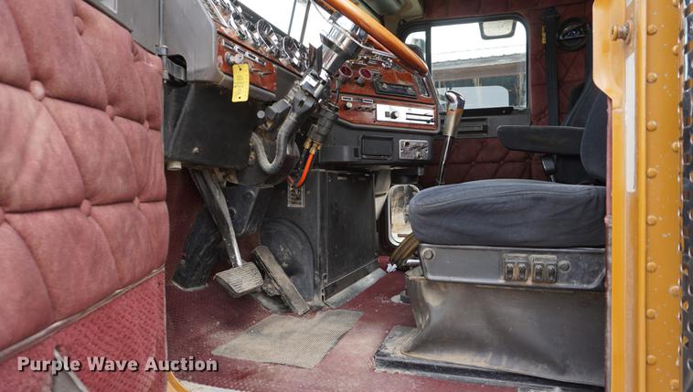 image for item DE3211 1999 Freightliner FLD semi truck