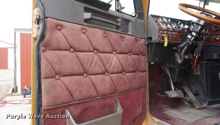 image for item DE3211 1999 Freightliner FLD semi truck