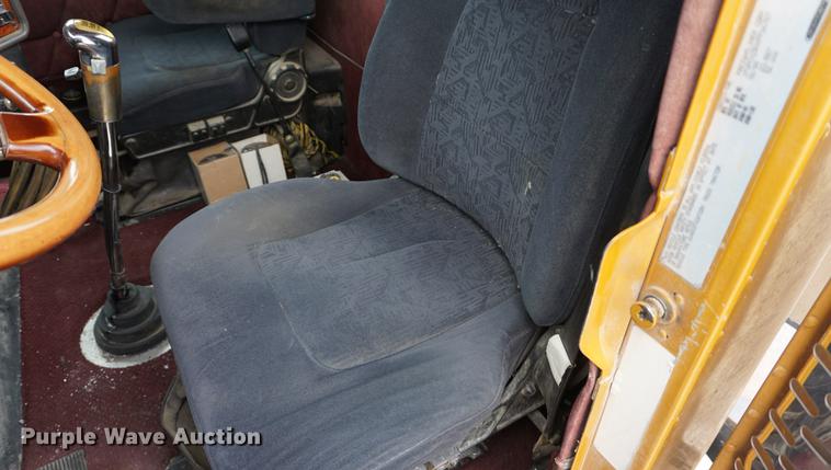 image for item DE3211 1999 Freightliner FLD semi truck