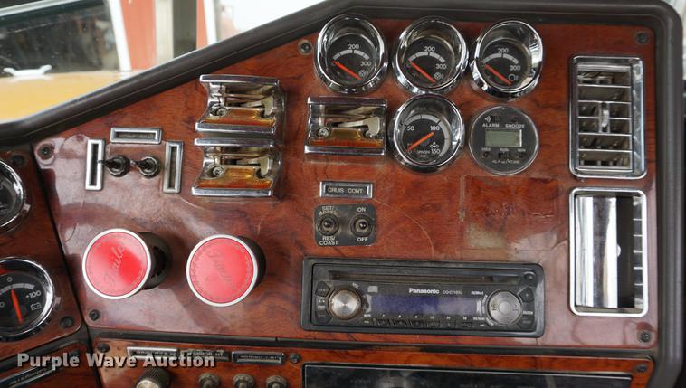 image for item DE3211 1999 Freightliner FLD semi truck