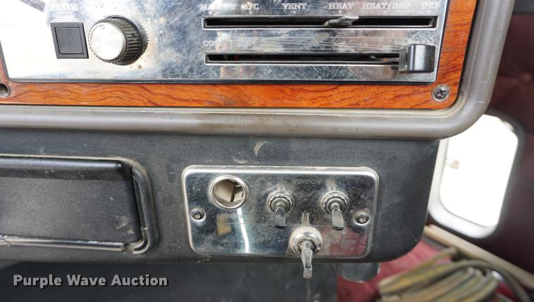 image for item DE3211 1999 Freightliner FLD semi truck