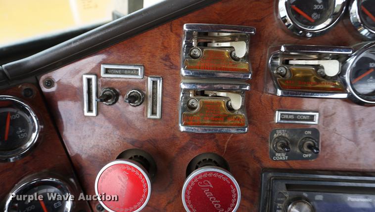 image for item DE3211 1999 Freightliner FLD semi truck