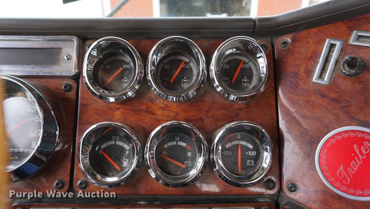 image for item DE3211 1999 Freightliner FLD semi truck