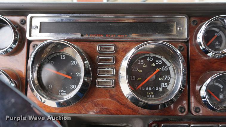 image for item DE3211 1999 Freightliner FLD semi truck