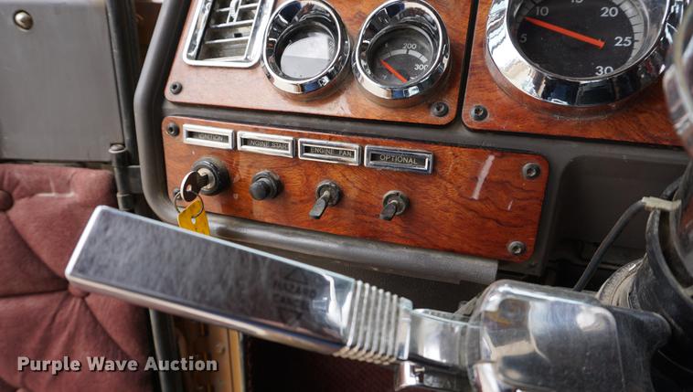 image for item DE3211 1999 Freightliner FLD semi truck