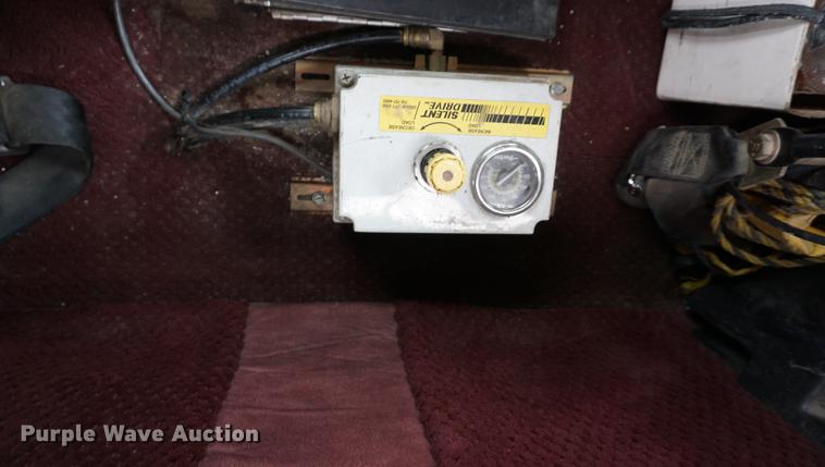 image for item DE3211 1999 Freightliner FLD semi truck