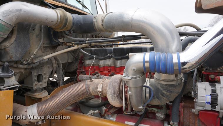 image for item DE3211 1999 Freightliner FLD semi truck