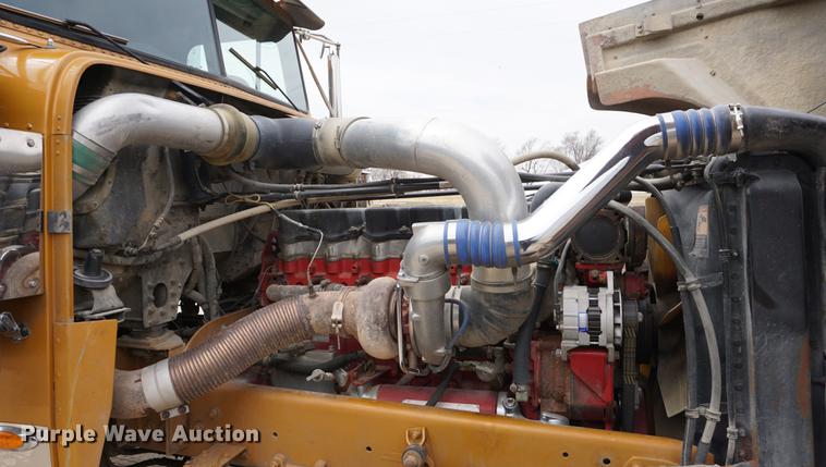 image for item DE3211 1999 Freightliner FLD semi truck