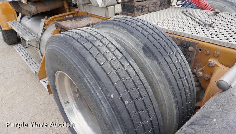 image for item DE3211 1999 Freightliner FLD semi truck