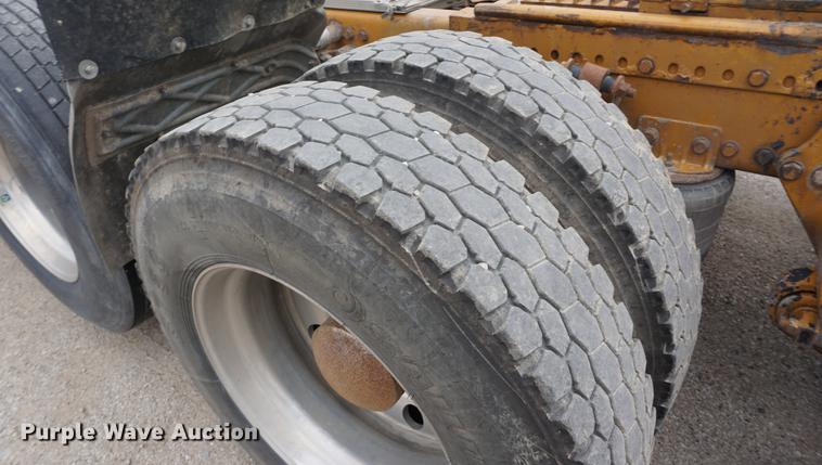 image for item DE3211 1999 Freightliner FLD semi truck