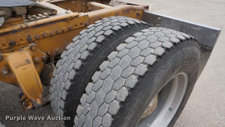 image for item DE3211 1999 Freightliner FLD semi truck