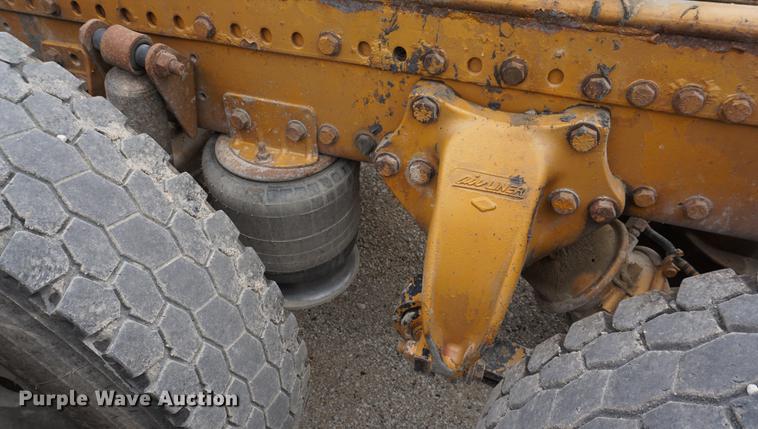 image for item DE3211 1999 Freightliner FLD semi truck