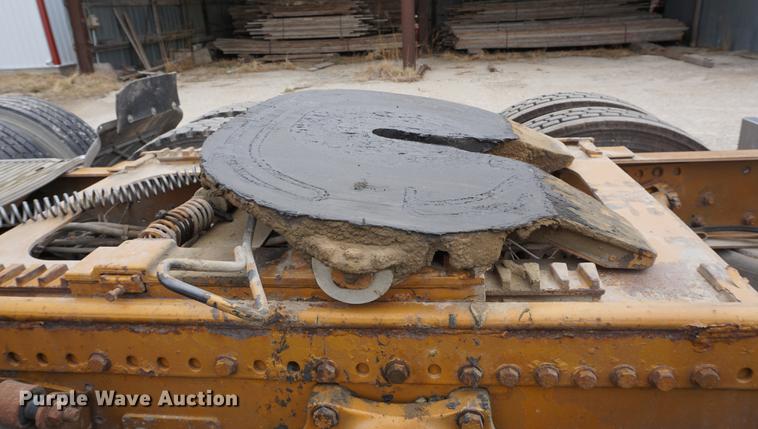 image for item DE3211 1999 Freightliner FLD semi truck