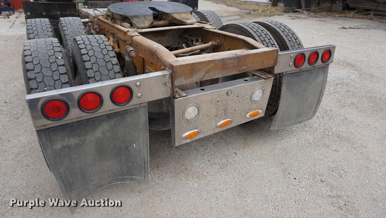 image for item DE3211 1999 Freightliner FLD semi truck