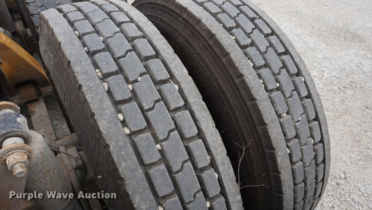 image for item DE3211 1999 Freightliner FLD semi truck