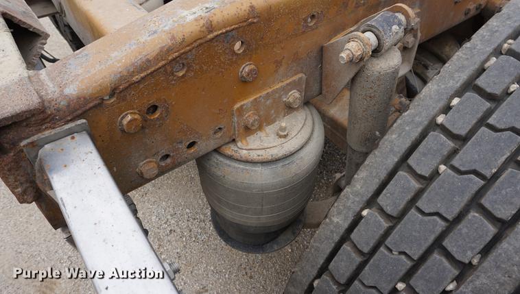 image for item DE3211 1999 Freightliner FLD semi truck