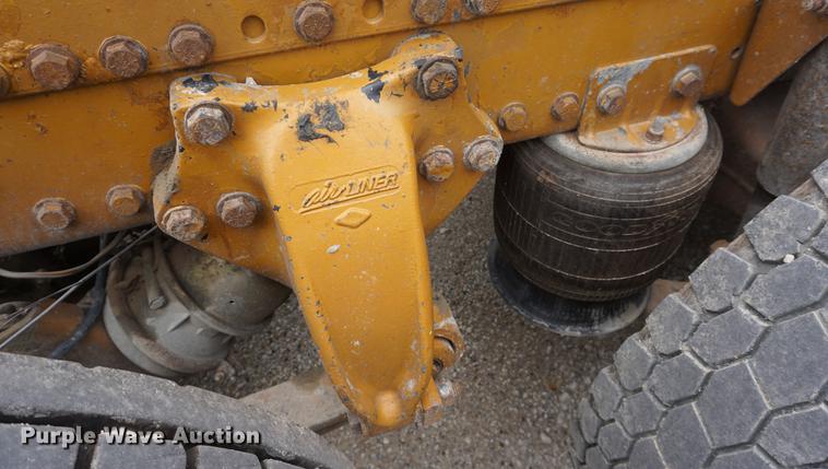 image for item DE3211 1999 Freightliner FLD semi truck