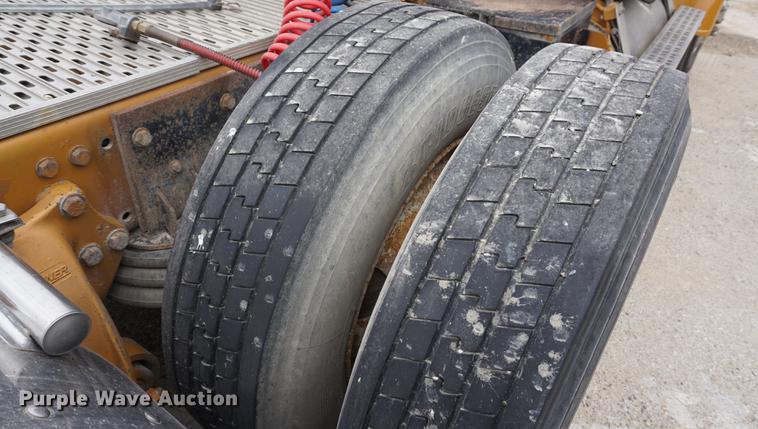 image for item DE3211 1999 Freightliner FLD semi truck