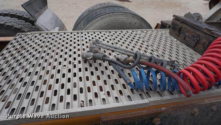 image for item DE3211 1999 Freightliner FLD semi truck