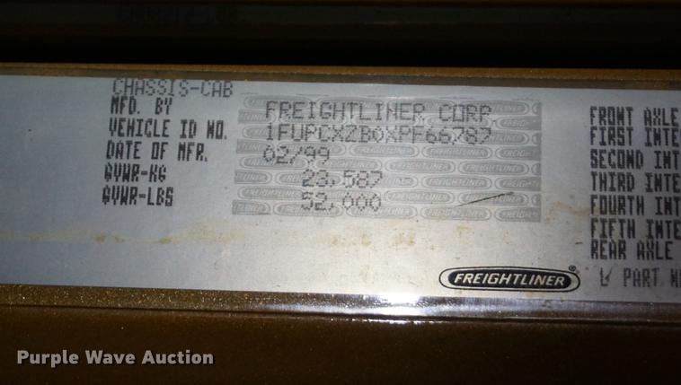 image for item DE3211 1999 Freightliner FLD semi truck