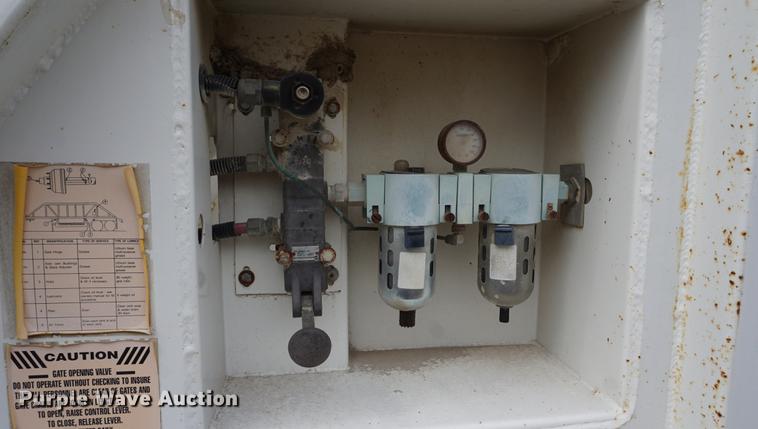 image for item DE3221 2000 Ranco bottom dump trailer