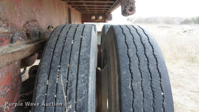 image for item DE3223 1995 Fruehauf flatbed trailer