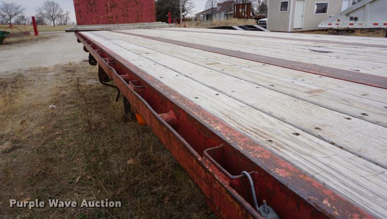 image for item DE3223 1995 Fruehauf flatbed trailer
