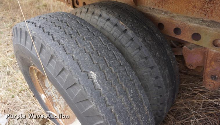 image for item DE3240 1984 Monan flatbed trailer