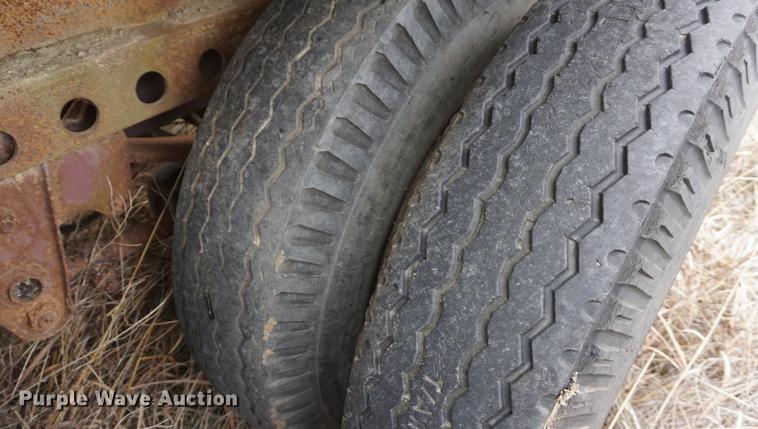 image for item DE3240 1984 Monan flatbed trailer