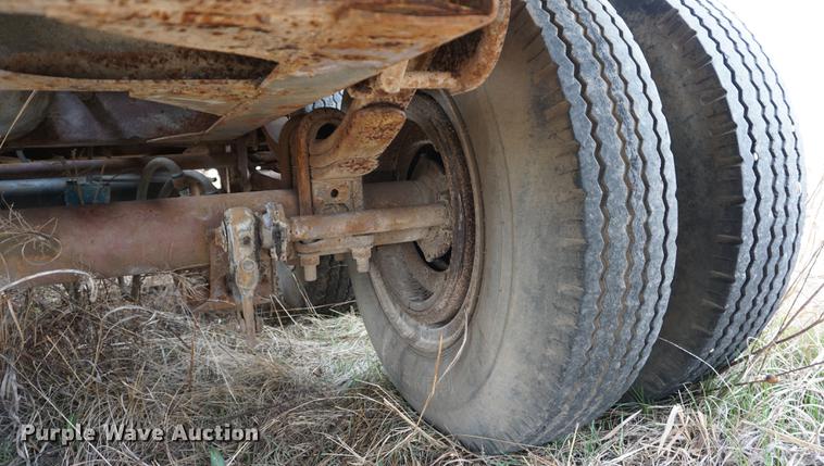 image for item DE3240 1984 Monan flatbed trailer