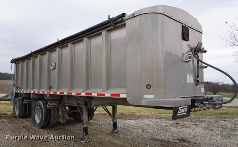 image for item DE3251 2009 East end dump trailer