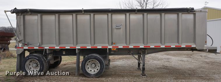 image for item DE3251 2009 East end dump trailer