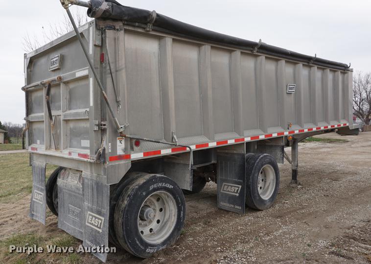 image for item DE3251 2009 East end dump trailer