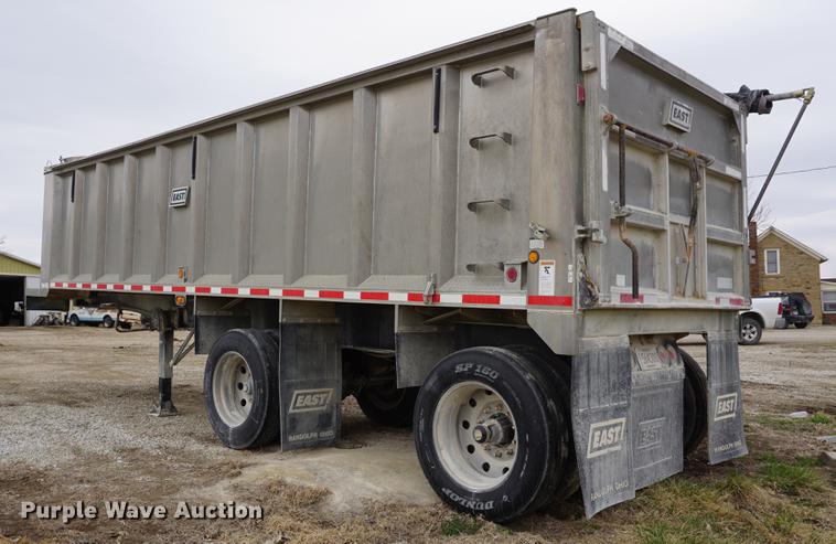 image for item DE3251 2009 East end dump trailer