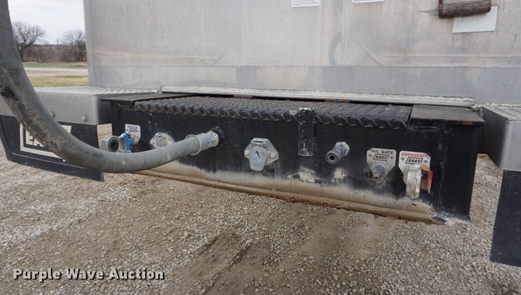 image for item DE3251 2009 East end dump trailer