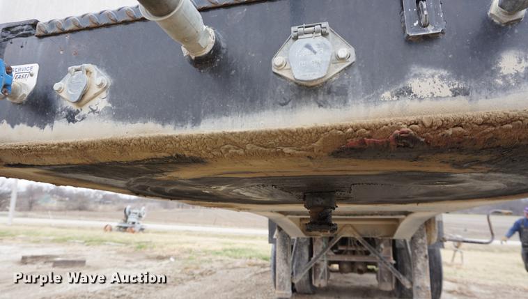 image for item DE3251 2009 East end dump trailer