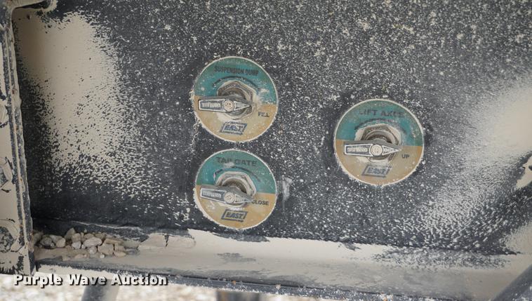 image for item DE3251 2009 East end dump trailer