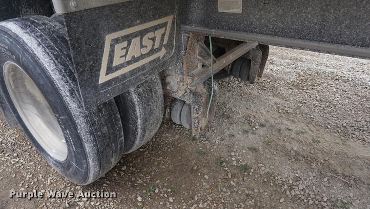 image for item DE3251 2009 East end dump trailer
