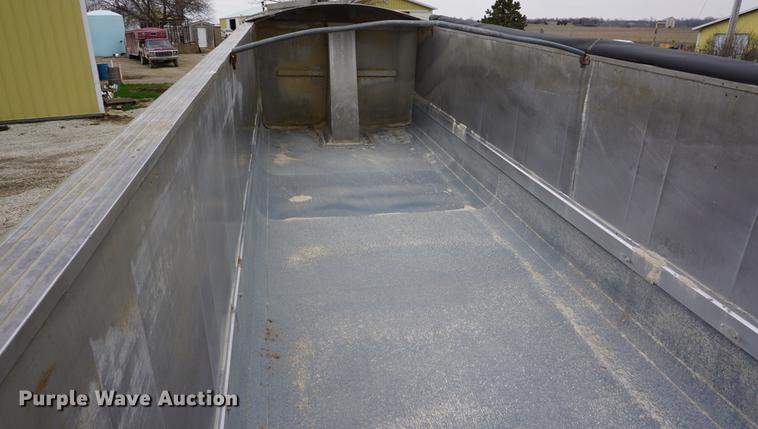 image for item DE3251 2009 East end dump trailer