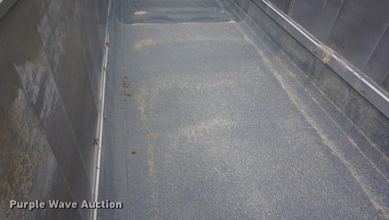 image for item DE3251 2009 East end dump trailer