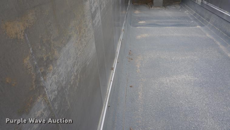 image for item DE3251 2009 East end dump trailer