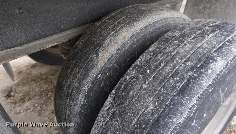 image for item DE3251 2009 East end dump trailer