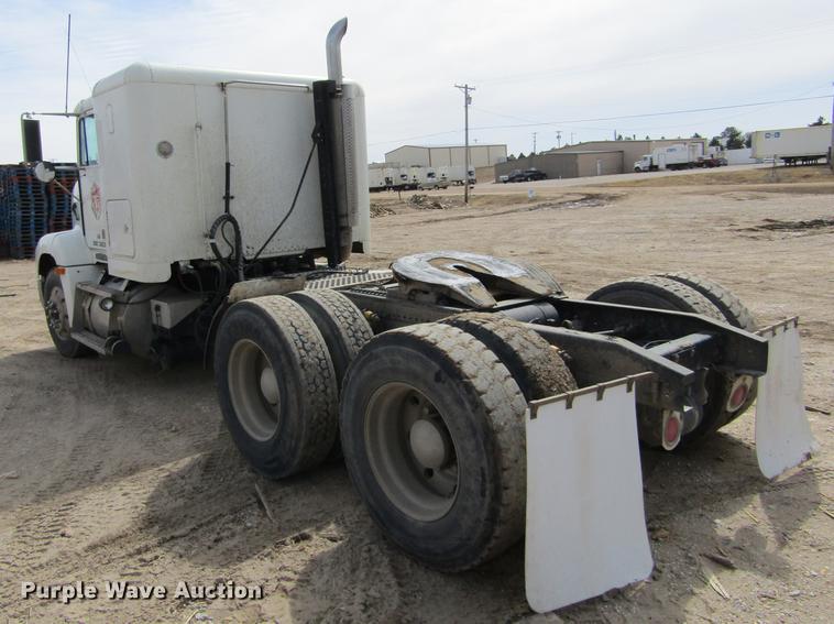 image for item DE6683 1995 Freightliner FLD112 semi truck