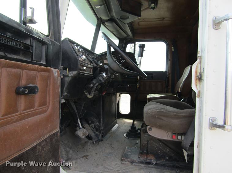 image for item DE6683 1995 Freightliner FLD112 semi truck