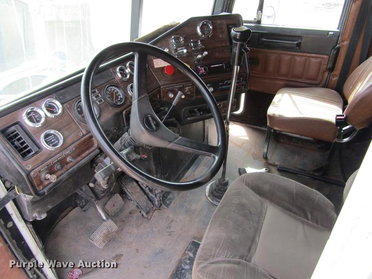 image for item DE6683 1995 Freightliner FLD112 semi truck